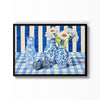 Floreros sobre Mantel Azul – cuadro decorativo con marco negro | Studio MagArt
