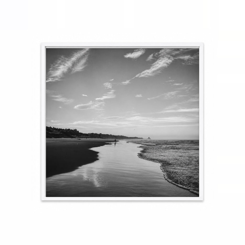 Playa en Blanco y Negro – cuadro decorativo cuadrado con marco blanco | Studio MagArt