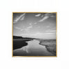 Playa en Blanco y Negro – cuadro decorativo cuadrado con marco dorado | Studio MagArt