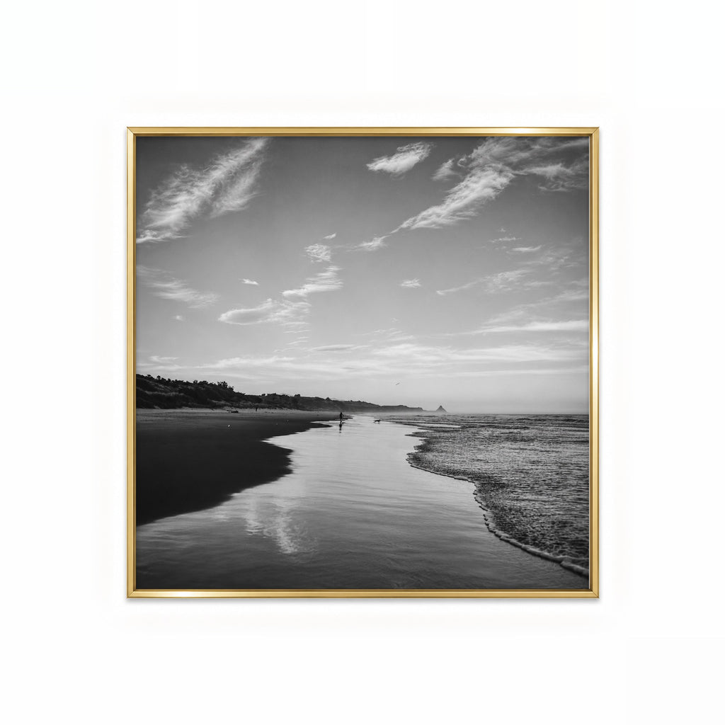 Playa en Blanco y Negro – cuadro decorativo cuadrado con marco dorado | Studio MagArt