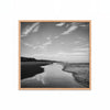 Playa en Blanco y Negro – cuadro decorativo cuadrado con marco natural | Studio MagArt
