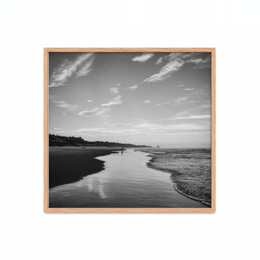 Playa en Blanco y Negro – cuadro decorativo cuadrado con marco natural | Studio MagArt