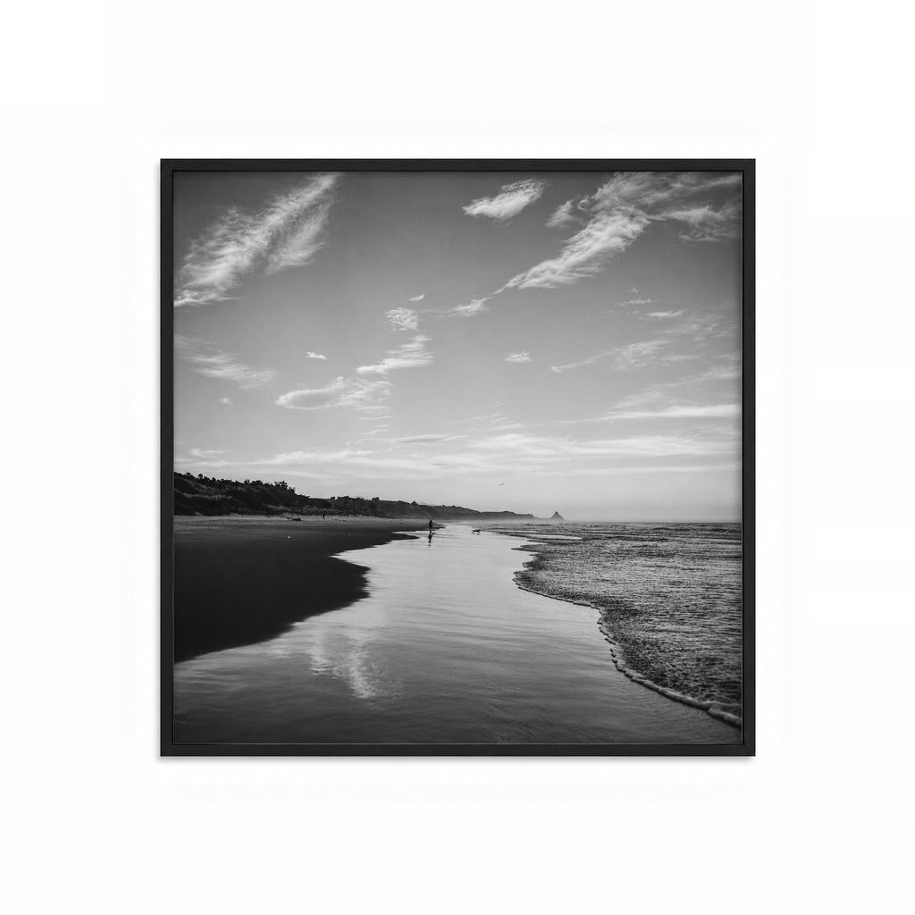 Playa en Blanco y Negro – cuadro decorativo cuadrado con marco negro | Studio MagArt