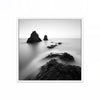 Rocas en la Niebla – cuadro decorativo cuadrado con marco blanco | Studio MagArt