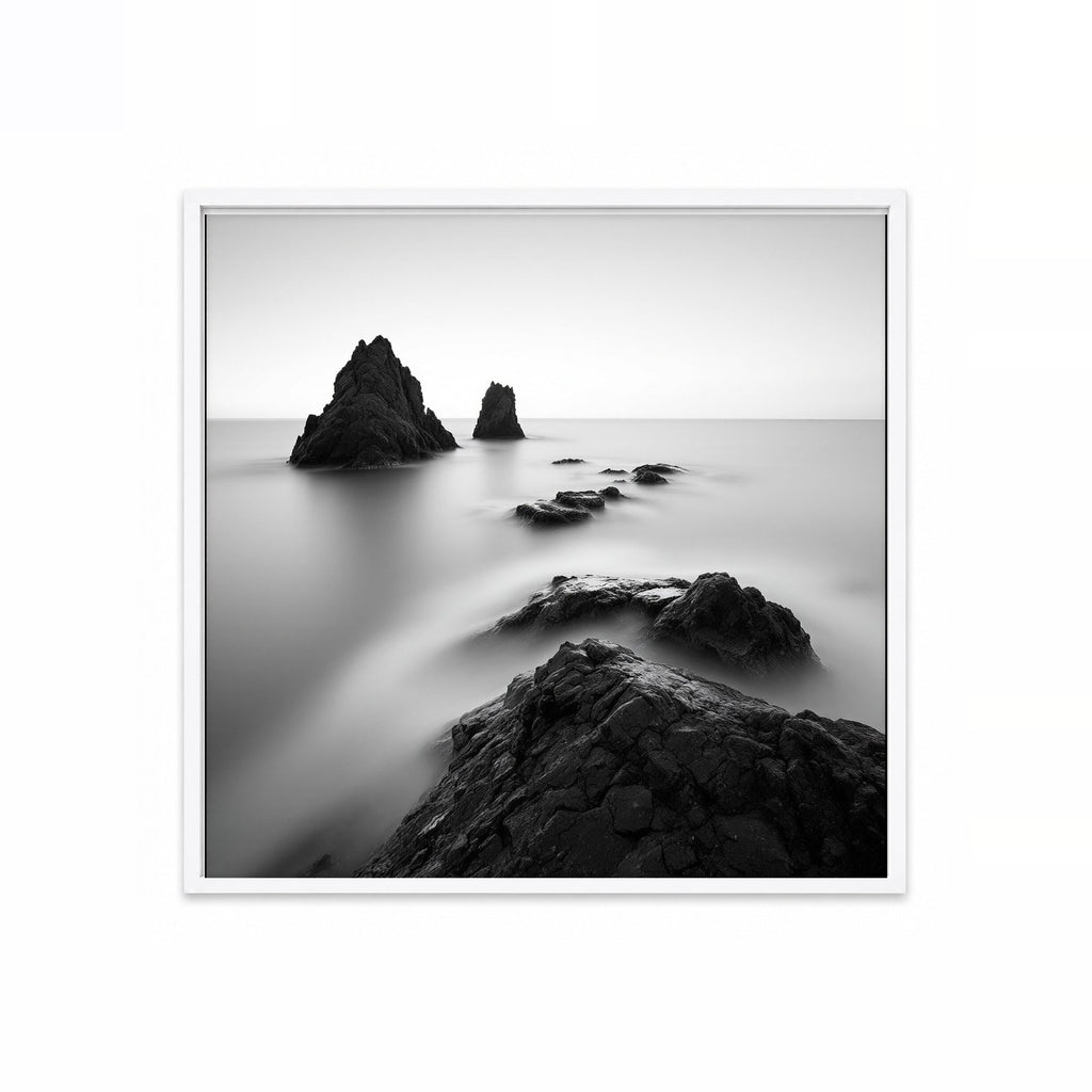 Rocas en la Niebla – cuadro decorativo cuadrado con marco blanco | Studio MagArt