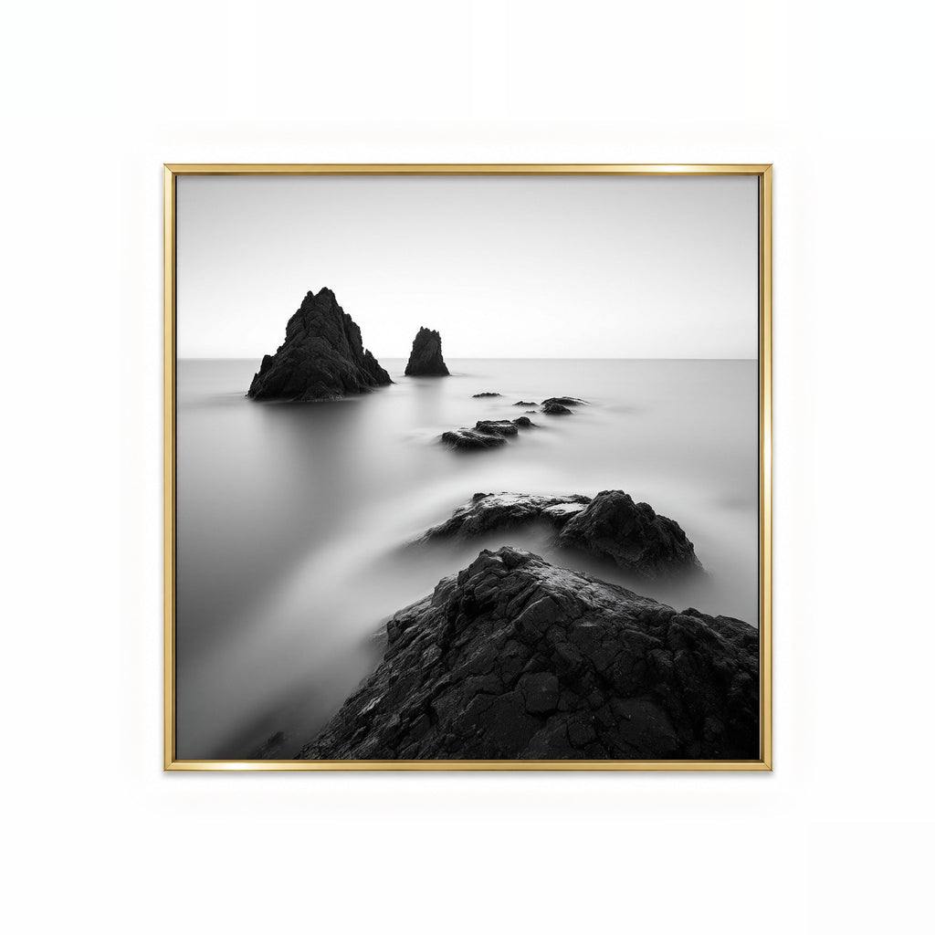 Rocas en la Niebla – cuadro decorativo cuadrado con marco dorado | Studio MagArt