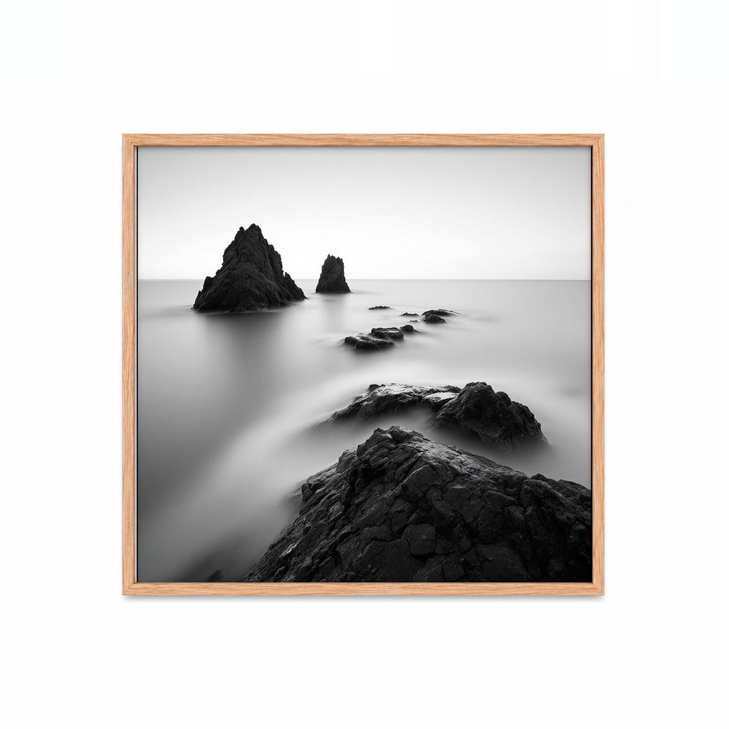 Rocas en la Niebla – cuadro decorativo cuadrado con marco natural | Studio MagArt