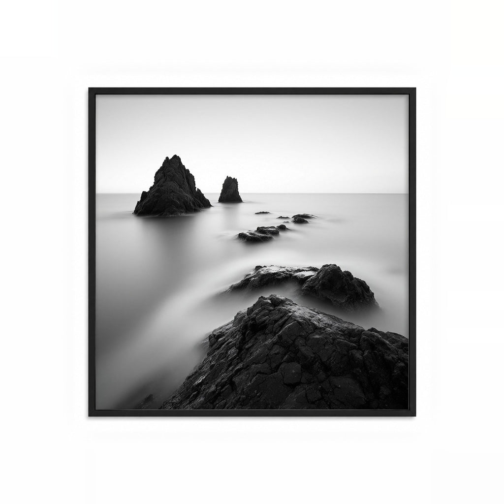 Rocas en la Niebla – cuadro decorativo cuadrado con marco negro | Studio MagArt
