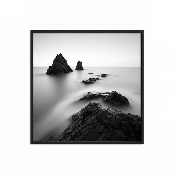 Rocas en la Niebla – cuadro decorativo cuadrado con marco negro | Studio MagArt